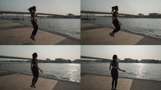 女子户外跳绳训练晨练瘦身减肥有氧运动无氧