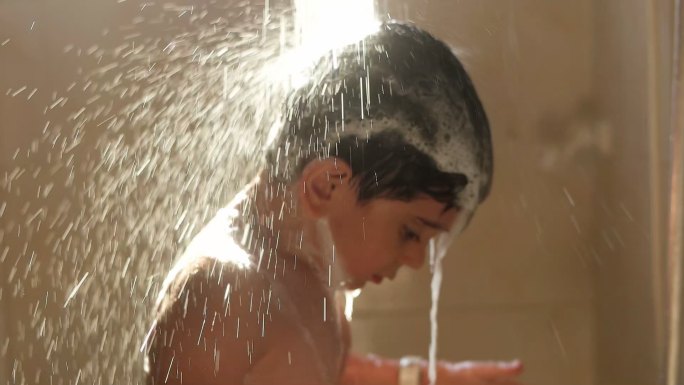 洗澡的孩子小男孩外国小孩童年沐浴