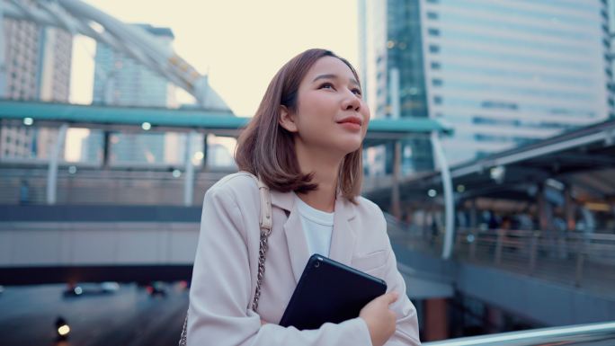 手持数字平板电脑的美女