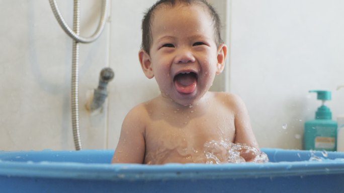 洗澡时的宝宝沐浴泡澡孩子儿童婴幼儿