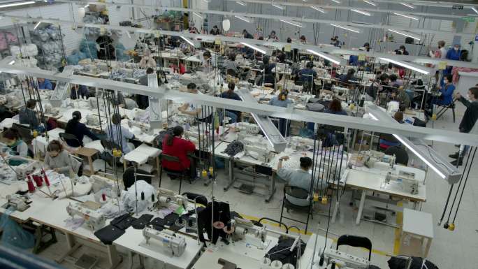 在纺织厂工作的工人