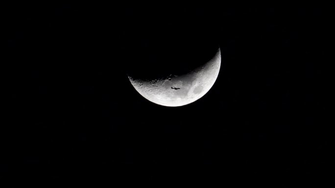 夜晚飞机飞过月亮4k