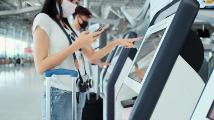 旅客在机场使用自助设备