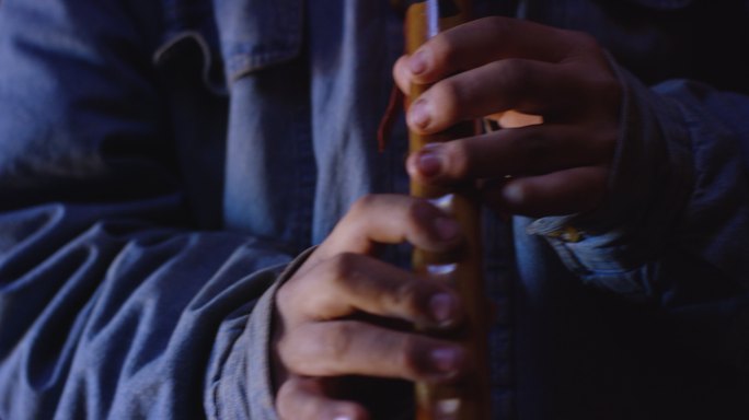 一个男孩吹长笛的特写镜头