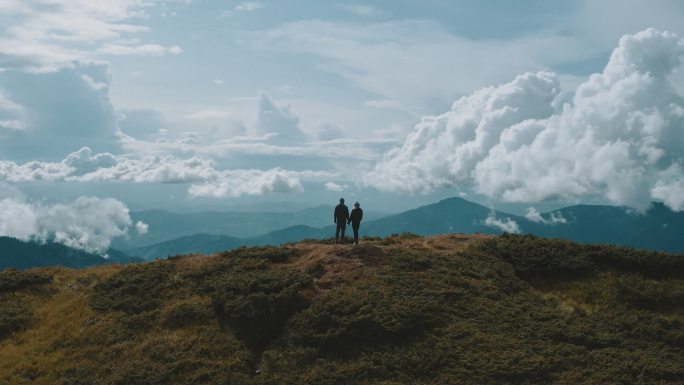 站在山上的男人和女人