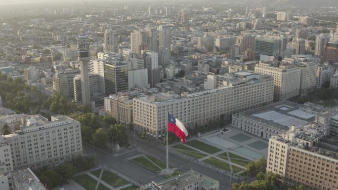 智利国旗飘扬城市建筑快速发展航拍延时国外
