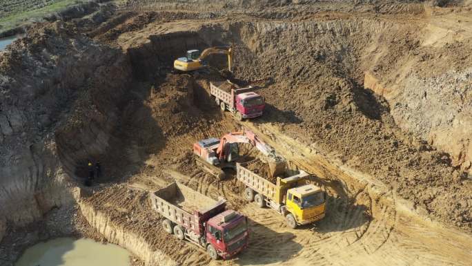 挖方取土场现场施工 工程车辆修路路基施工