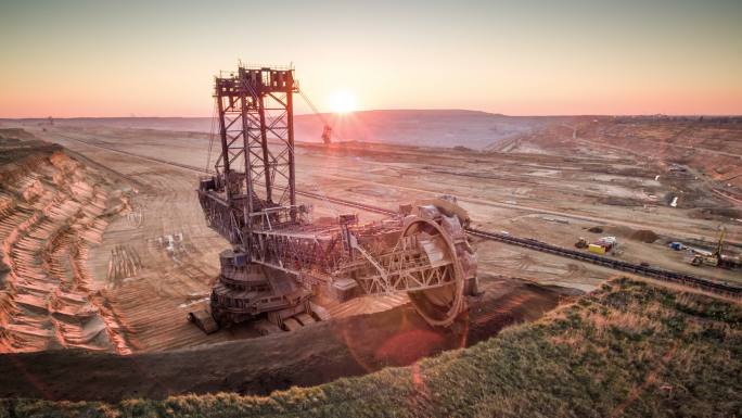 露天褐煤开采大型设备设施航拍夕阳傍晚户外