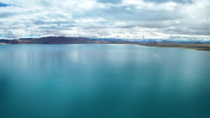 西藏佩枯措湖航拍高原湖泊雪山风景