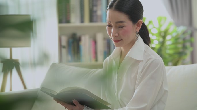 亚洲女人在客厅里读书