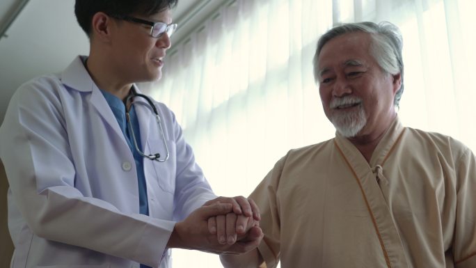 与老人交流的医生护工照顾老人医养结合老有