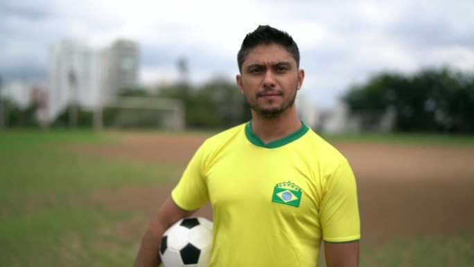 足球运动员巴西黄色队服面对镜头