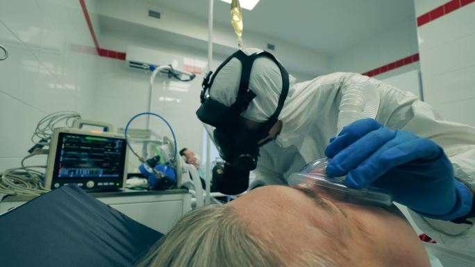 医生在治疗患者时使用呼吸机。