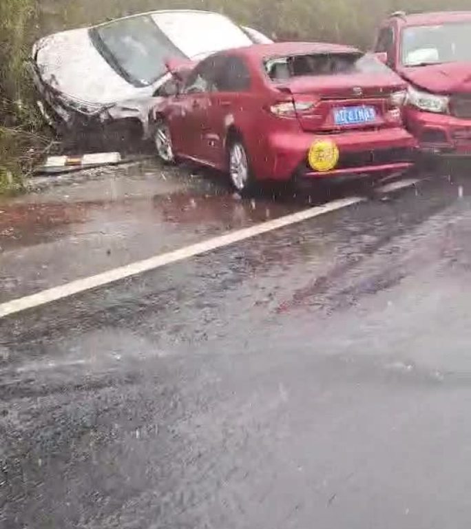 阴雨绵绵高速公路五百米内连续8起接通事故