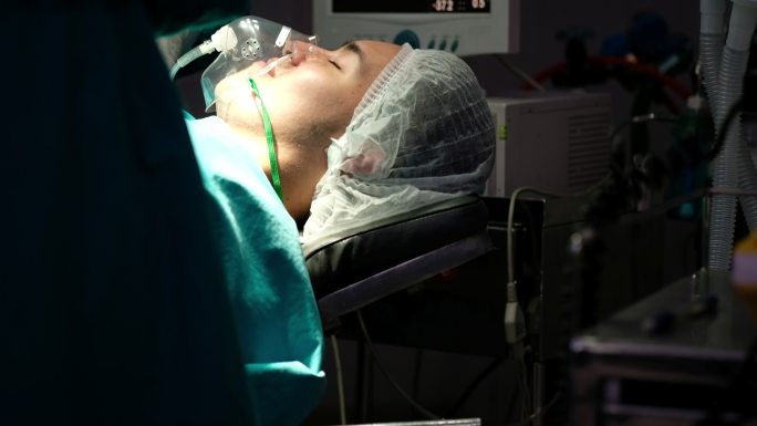 医生团队在手术室进行心胸外科手术