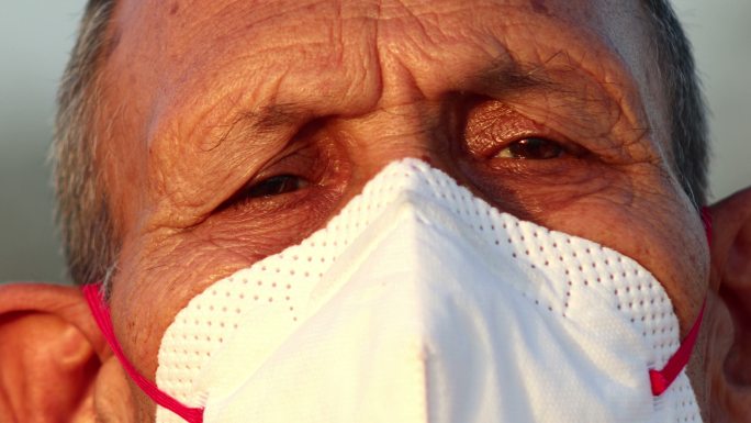 老人戴着口罩，以防感染病毒