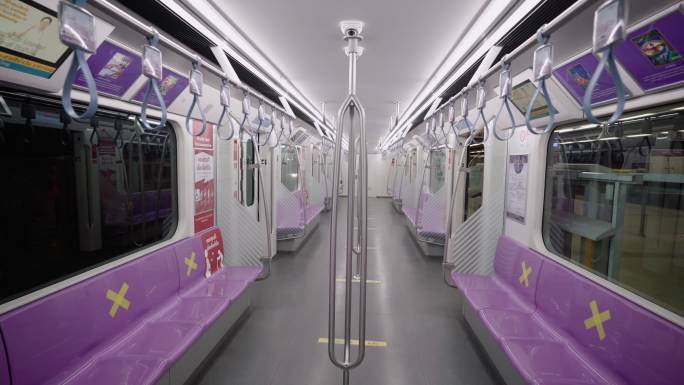 泰国曼谷夜间列车地铁内特色紫色