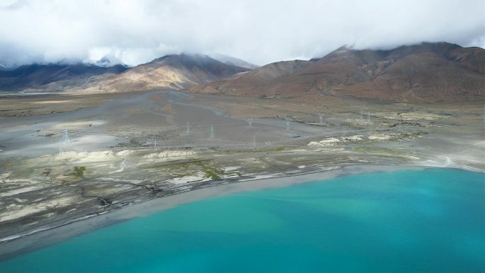 西藏佩枯措湖航拍高原湖泊雪山风景