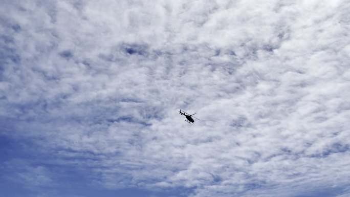 蓝天白云直升机飞过
