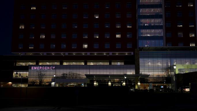 现代医院的外观在夜间拍摄