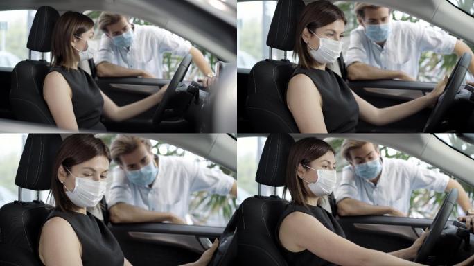 戴着口罩的女子坐在车里，与专业经销商交谈