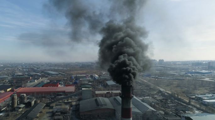 工厂烟囱冒黑烟污染环境