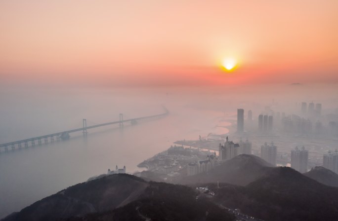 大连城市平流雾日落