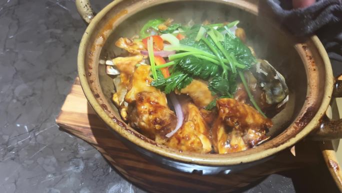 一锅美味的经典粤菜啫啫煲，啫啫鱼头煲