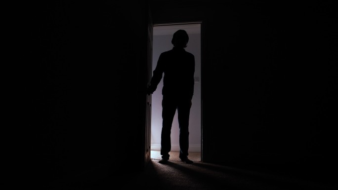 男人打开门，走进黑暗的房间