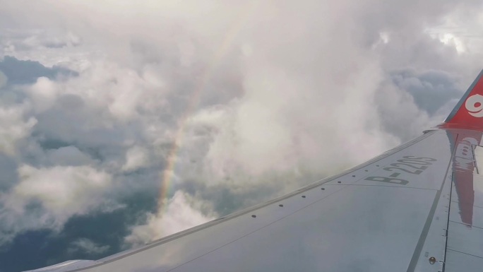 云上彩虹飞机天空白云航拍飞行机翼拍摄