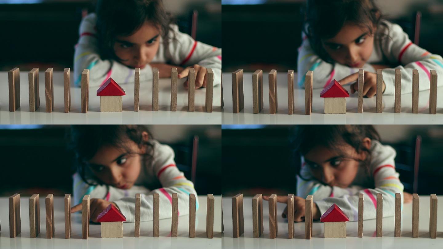 小女孩正在家里玩木块