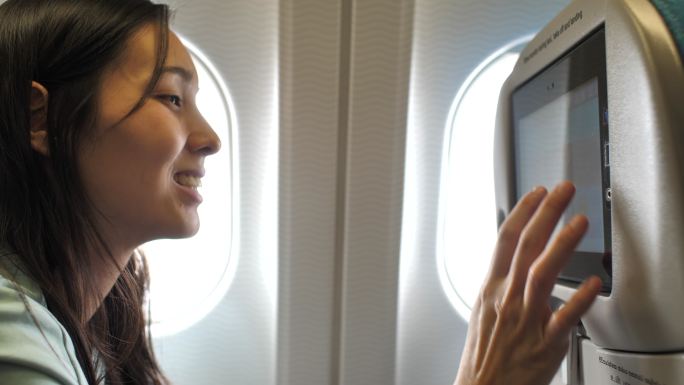 飞机上的女性飞行娱乐旅客旅行体验