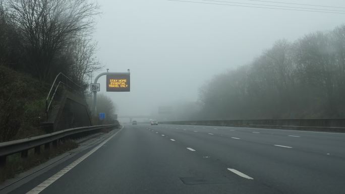 高速公路上在雾中驾驶汽车