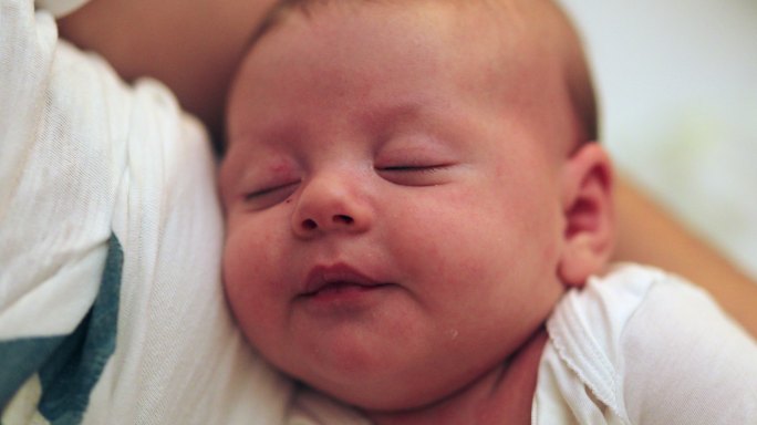 新生儿熟睡的脸的肖像