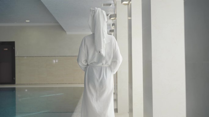 穿着浴袍的女子泳池洗澡游泳