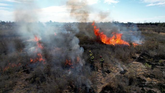 消防员在农村地区扑灭森林大火。