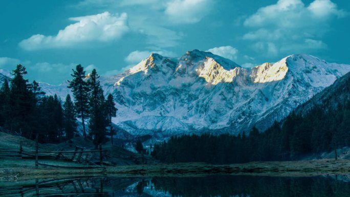 雪山脚下树林湖景延时摄影素材无缝循环背景