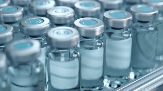 无标签透明瓶在实验室研究药物输送带上移动