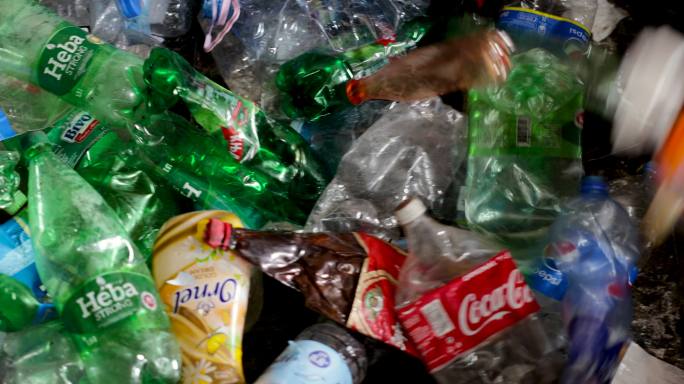 回收中心的场景塑料瓶回收可回收再生资源
