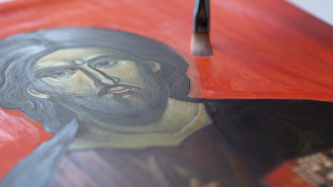 一位画家在画上添加装饰层的特写镜头。