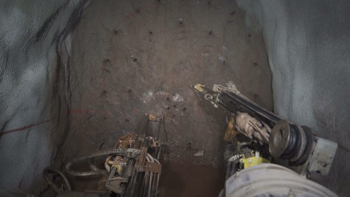 地下采矿矿山开采隧道工作人员
