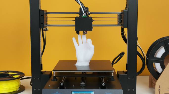 3D打印机在黄色背景上打印