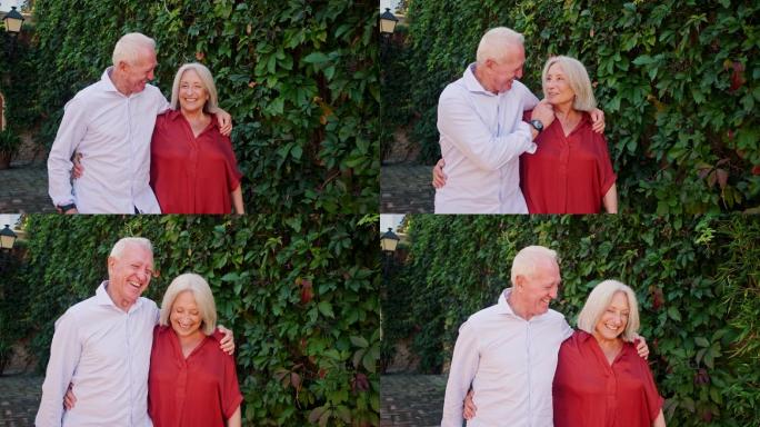 微笑的老年夫妇在户外散步的真实写照
