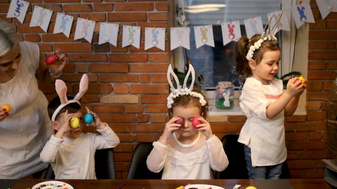快乐的孩子们在一起画复活节彩蛋