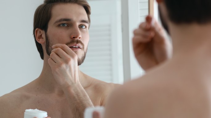 男人涂抹保湿面膜。