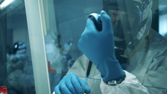 男性病毒学家在实验室进行冠状病毒检测。