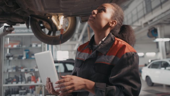 女汽车修理工检查车