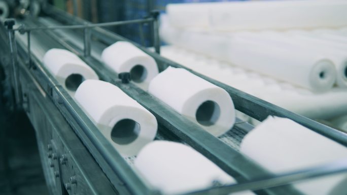 造纸厂的纸卷生产线