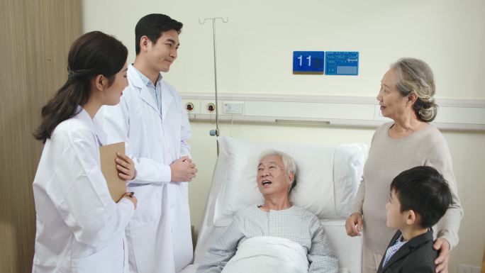 亚洲医生与老年患者及家属交谈
