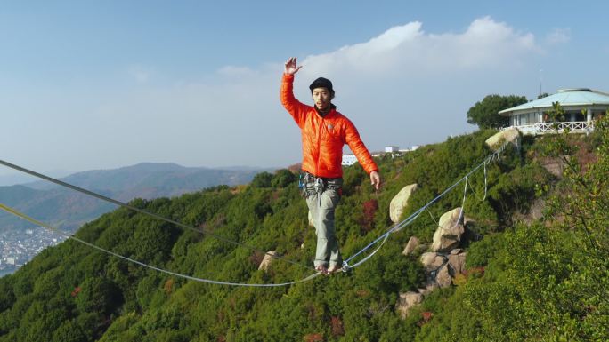 走钢丝运动挑战刺激空中杂技杂耍